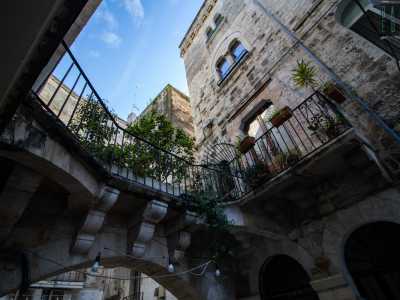 ...e che, a m� di ponticello, mette in comunicazione le antiche palazzine sui lati della via